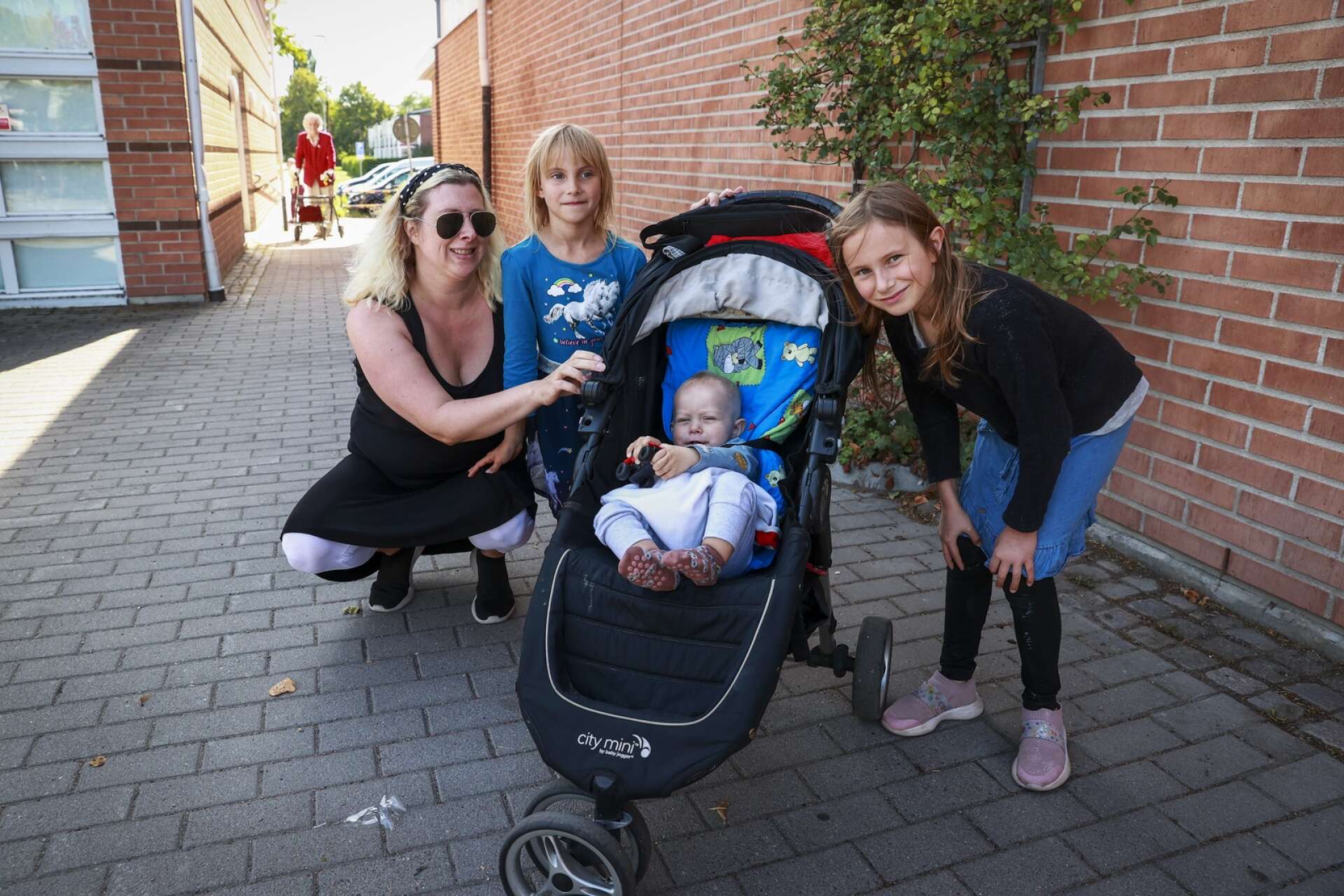Louise Johansson, med barnen Elin, Liam och Malin i Ruds centrum. De saknar öppna förskolan i Rudskyrkan.