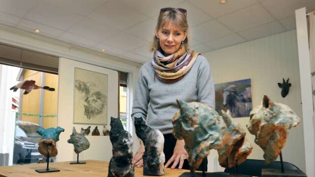 Anna Gärberg är den sista utställaren i Ateljé Baggen. Hennes skulpturer i lera har djur som motiv.
