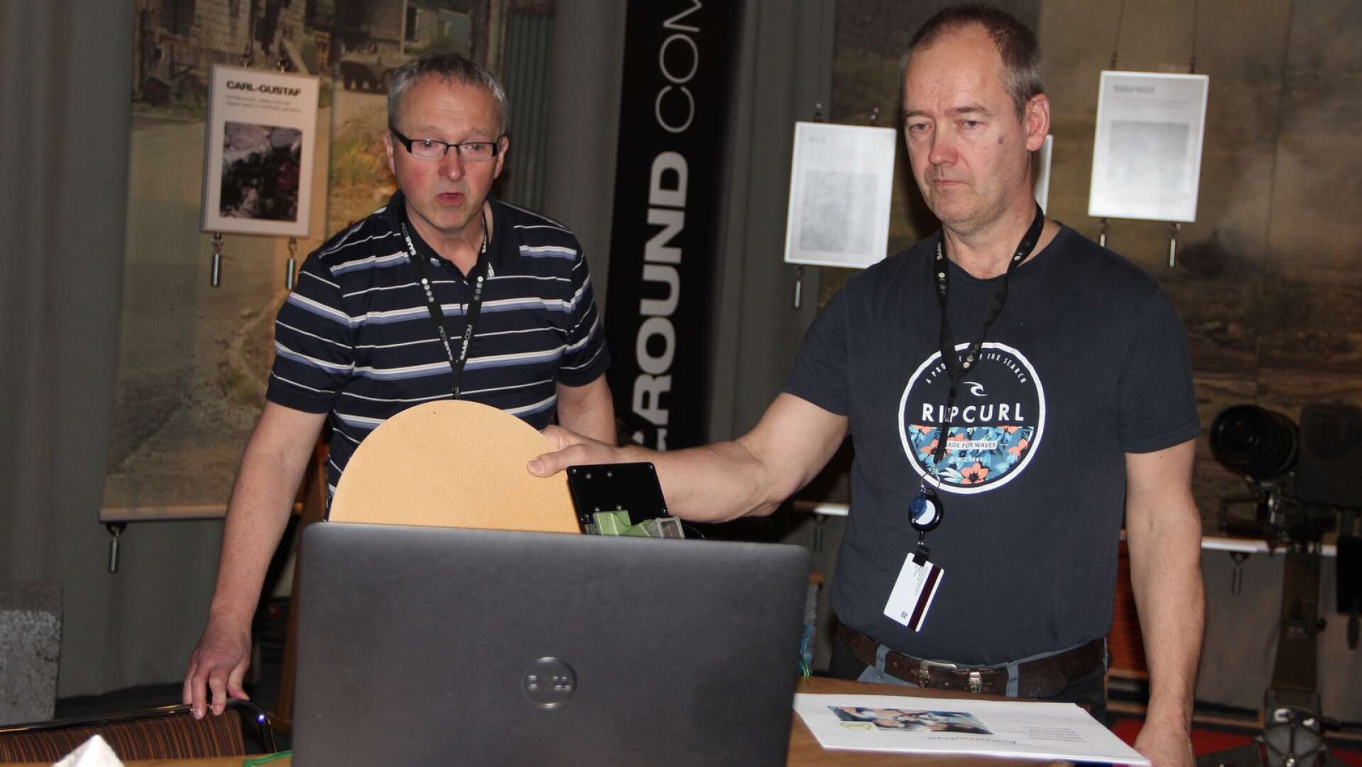 Arne Tapper och Tony Holm som demonstrerar radardetektorns styrka. Den kan nämligen skicka och ta emot frekvenser genom vissa föremål och tunnare väggar.