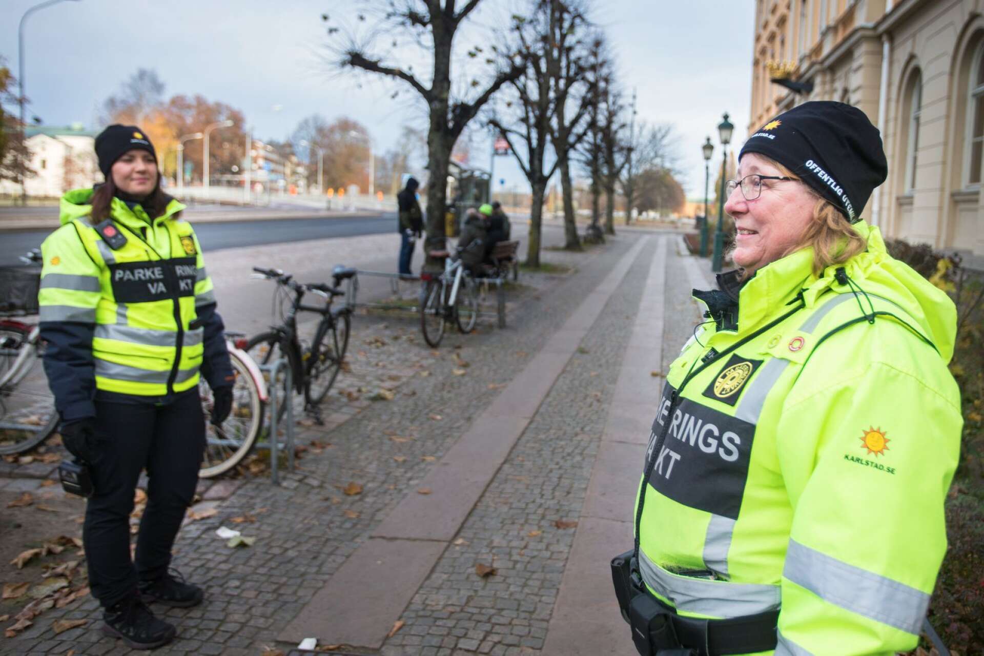 Natalie Balder Nordgren och Lotta Johnsen jobbar tillsammans som parkeringsvakter under Karlstads kommuns paraply.