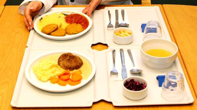 Insändarskribenten är mycket nöjd med maten på sjukhuset. På bilden syns en lunch- och en middagsbricka från sjukhusets kök. Arkivbild.