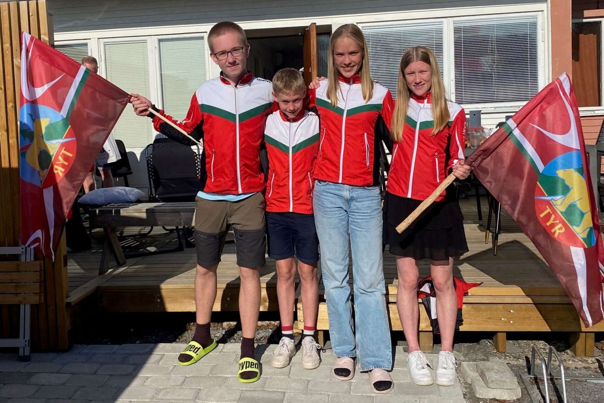OK Tyrs ungdomar var snubblande nära att vinna Tiomilas ungdomsstafett.Från vänster: Ivar Wikström, Malte Granefelt, Tuva Henricsson och Izabella Ljungberg.