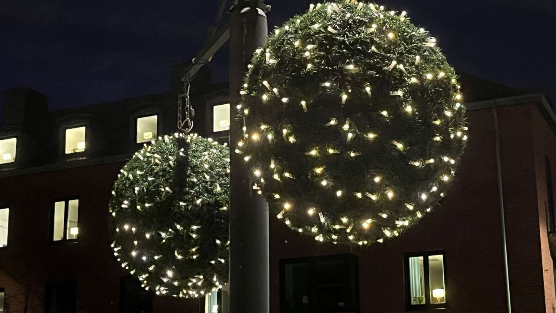 Julbelysningen i Säffles centrum blir tidsinställd i år i syfte att spara el.
