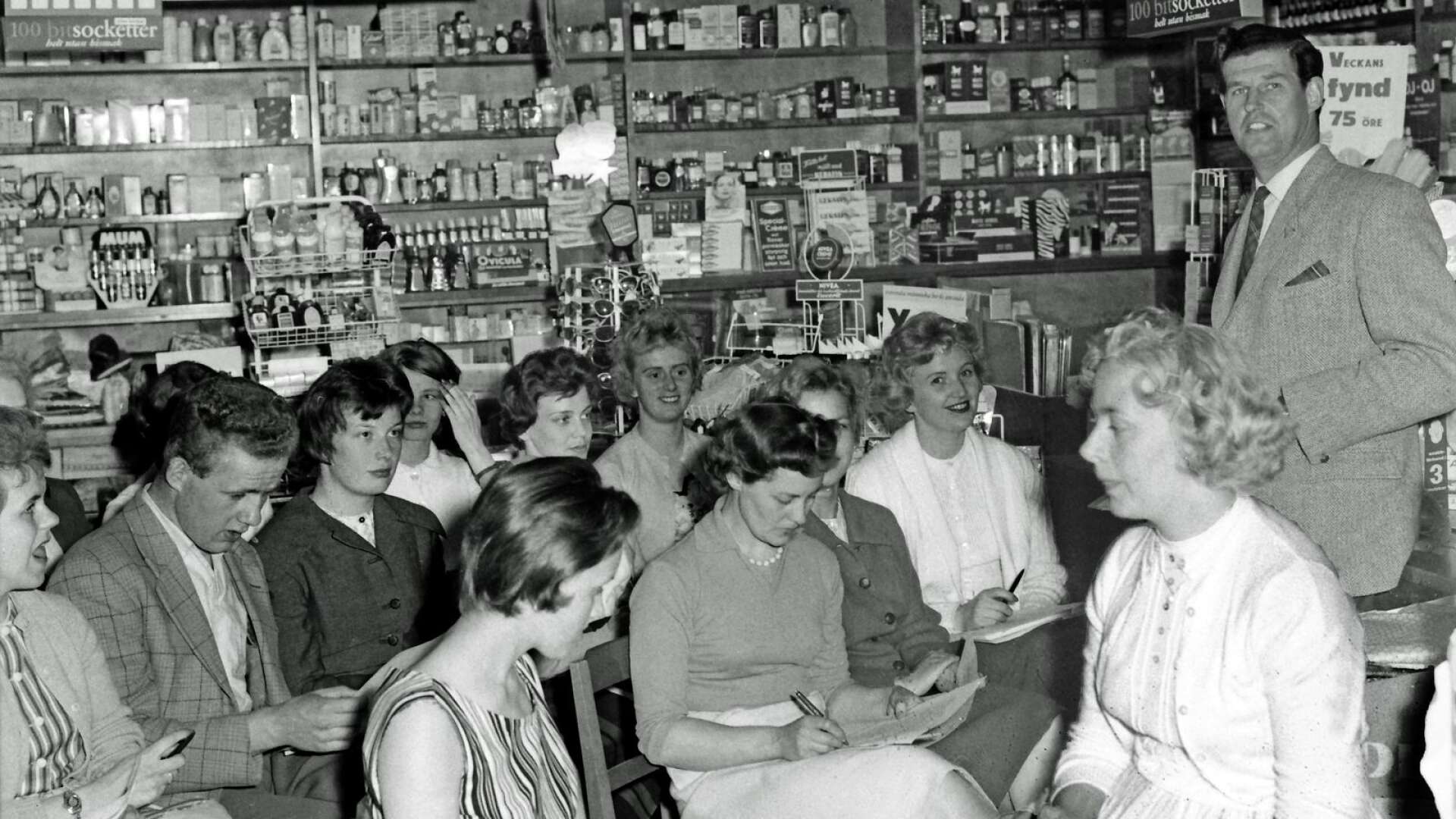 En av många affärer som haft lokal i Sparbankshuset var Odelgrens. 1959 hölls där en kurs för färghandelsbiträden. Då togs denna bild av Säffle-Tidningen.