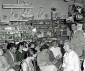En av många affärer som haft lokal i Sparbankshuset var Odelgrens. 1959 hölls där en kurs för färghandelsbiträden. Då togs denna bild av Säffle-Tidningen.