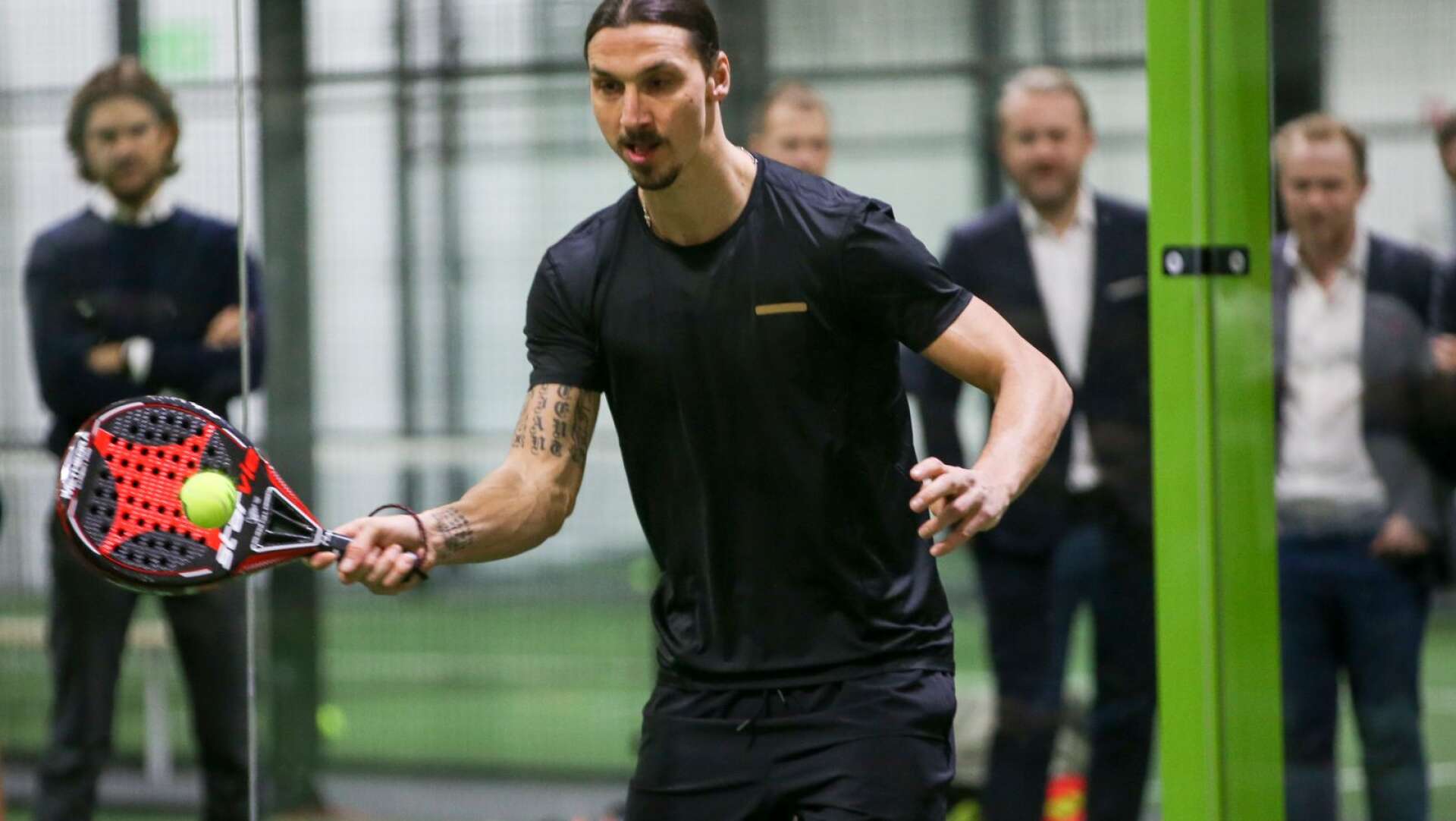 Zlatan Ibrahimovic spelar padeltennis vid invigningen av den nya padelhallen Padel Zenter i Årsta.
