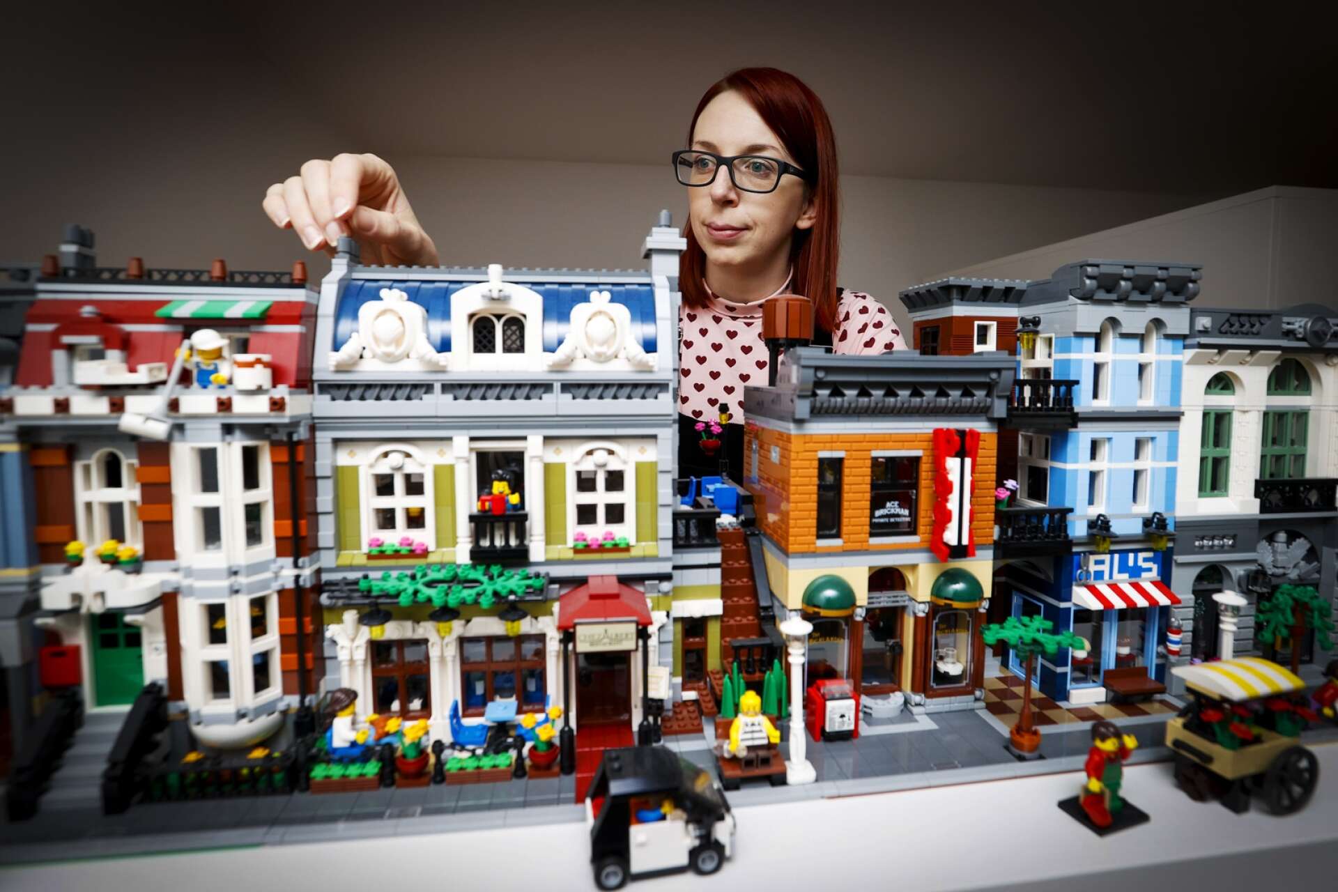 Inget annat än lego får användas när Emma Friman Browne bygger sina världar. ”Jag är nog vad man kallar purist. Jag gillar utmaningen i att få till alla detaljer med bara lego.”