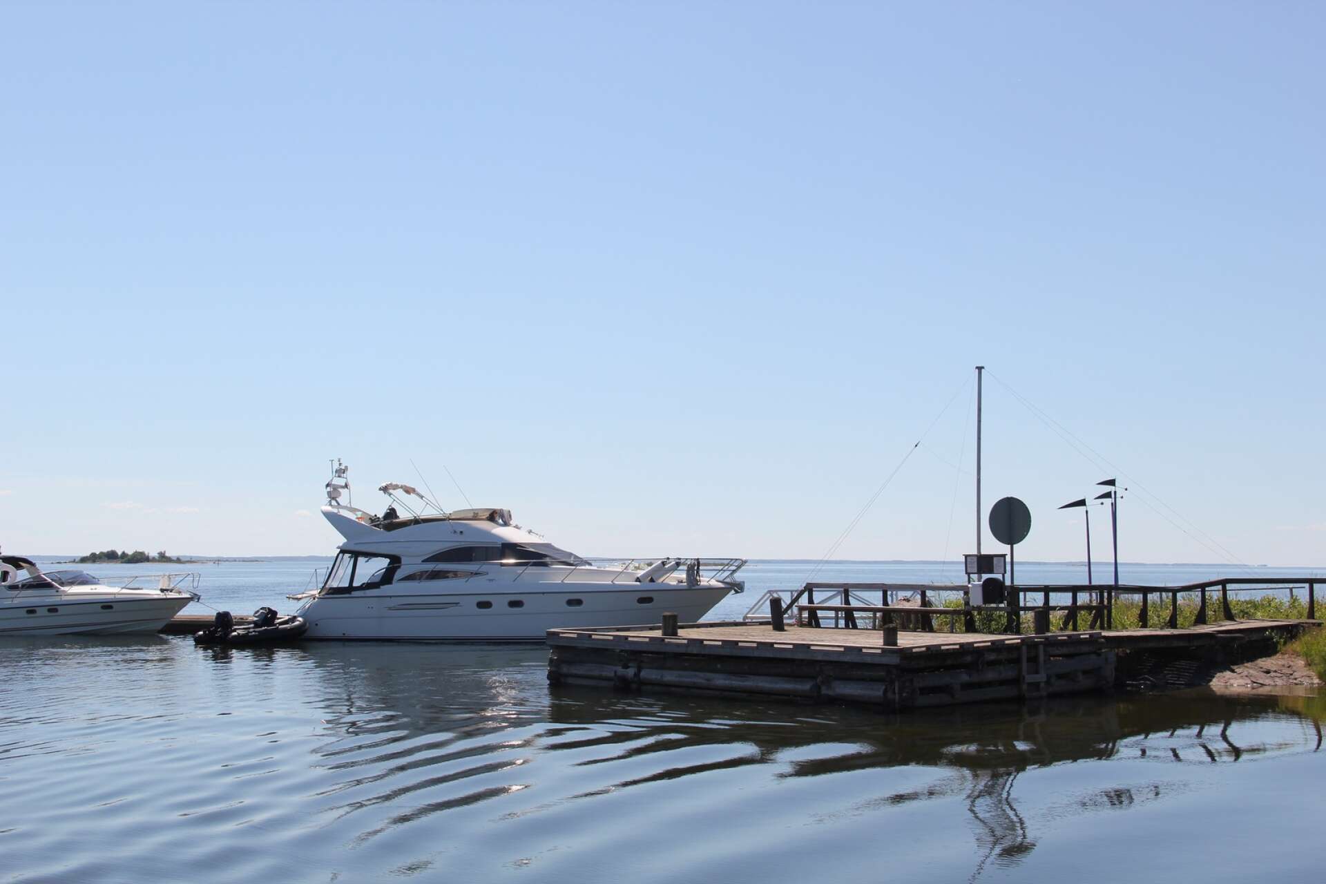 I Stenstaka hamn finns gott om förtöjningsplatser för den som tar egen båt till Lurö.