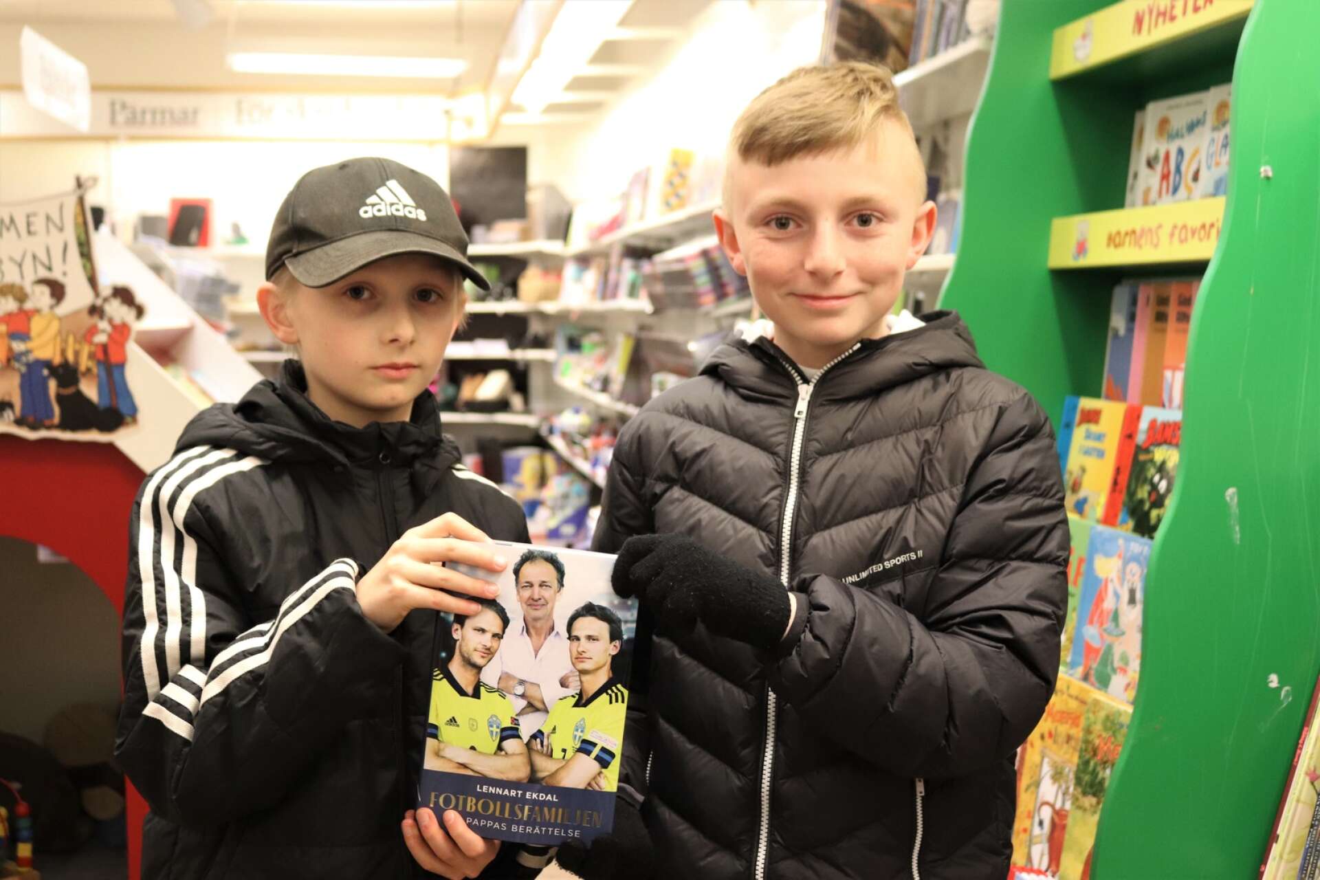 Klasskamraterna Liam Alhqvist Jacobsson och Alion Enoksson hittade en bok om fotboll. 