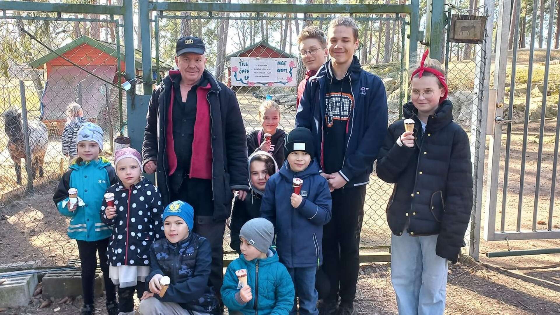 Några av de ukrainska barnen gjorde förra veckan ett uppskattat besök hos Rickard Karlsson på Åmåls djurpark. 