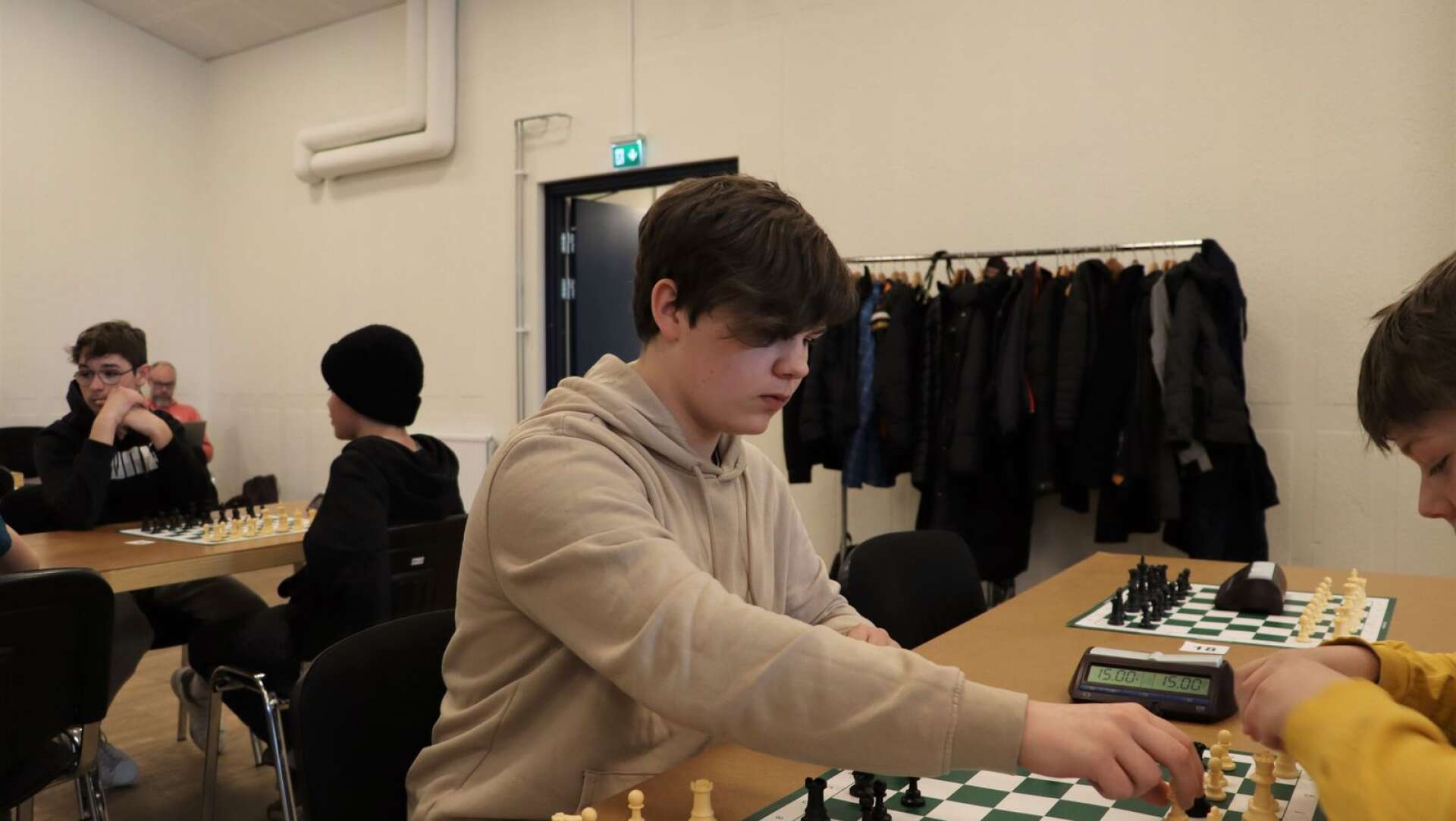 Elliot Johansson spelar vanligtvis schack online, men tycker att det blir roligare när han träffar andra spelare i verkligheten.