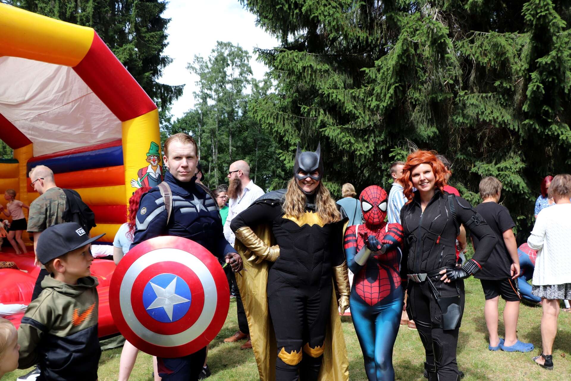 Superhjältar mot cancer gästade evenemanget och hälsade på barnen.