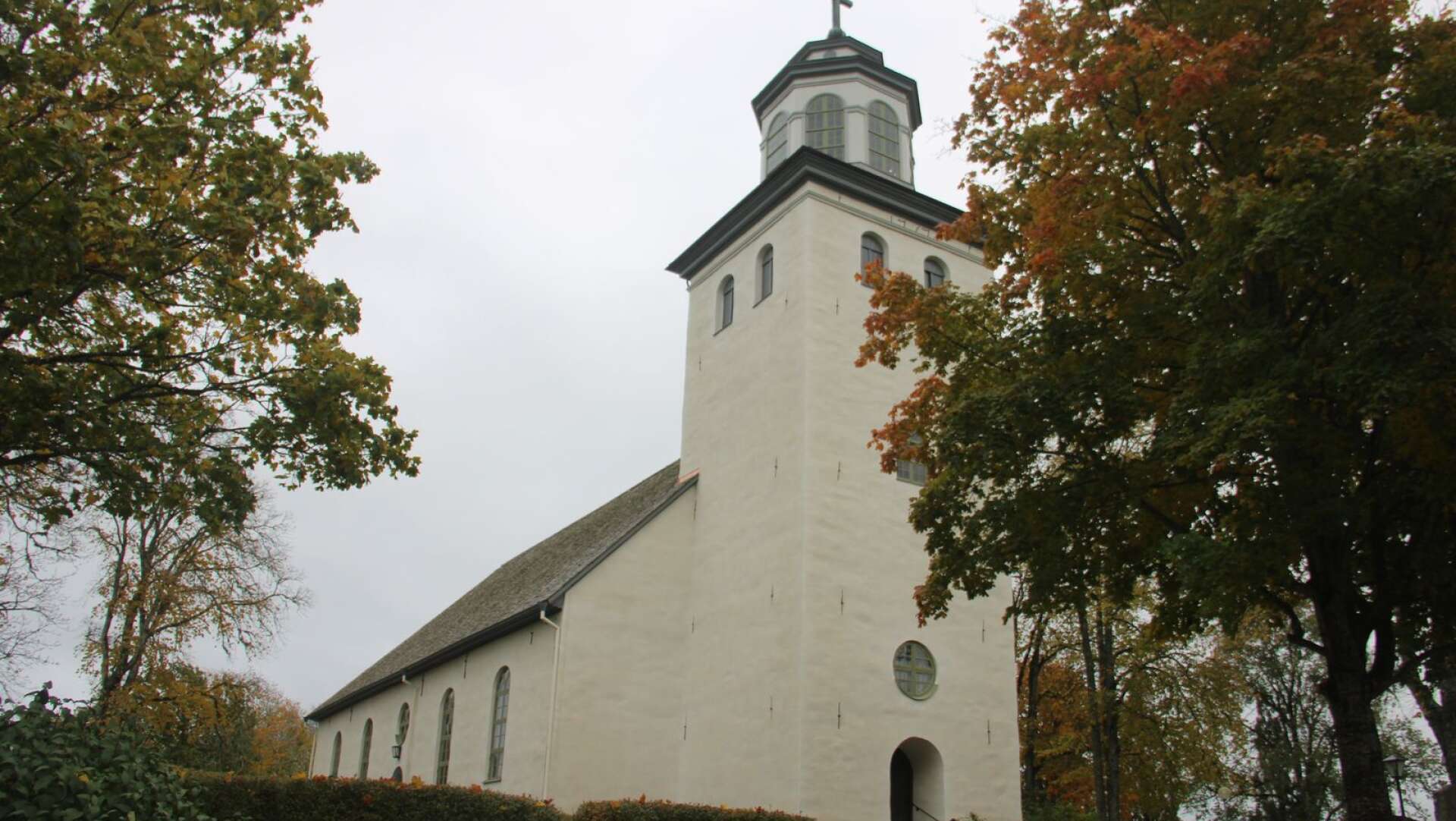 De senaste 70 åren har By kyrka varit grå. Men i början av det här året påbörjades ett arbete för att restaurera kyrkans fasad och samtidigt återställa den till sin ursprungliga vita färg.