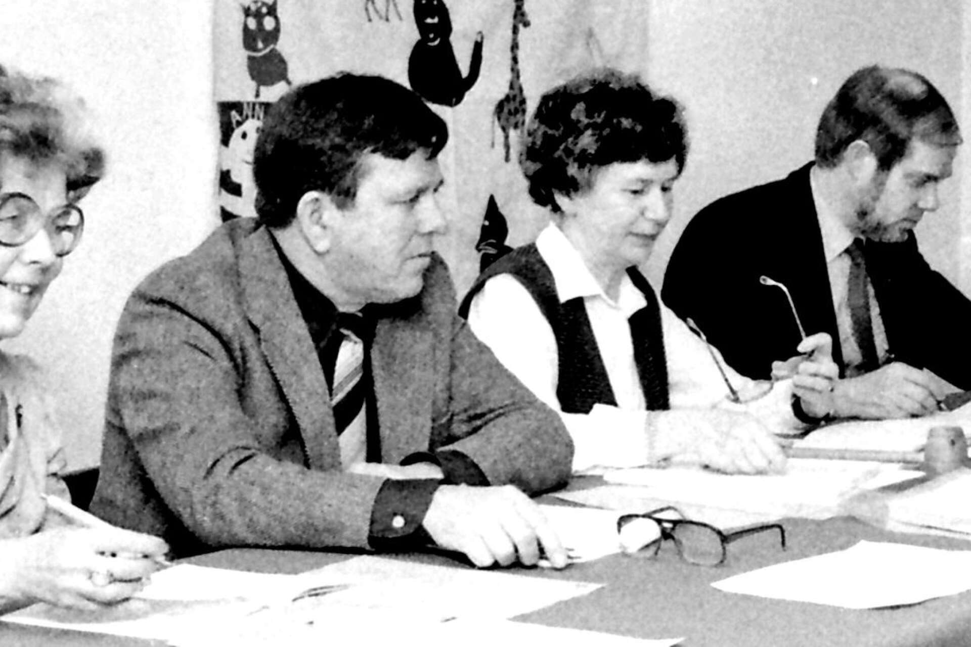 Innan Ingrid Einevik 1983 blev kommunalråd var hon ordförande i kommunfullmäktige. På bilden med presidiet ses från vänster Ulla Moberg (m), Ove Frimodig (s), ordföranden Ingrid Einevik (c) och kanslichef Håkan Malmqvist.