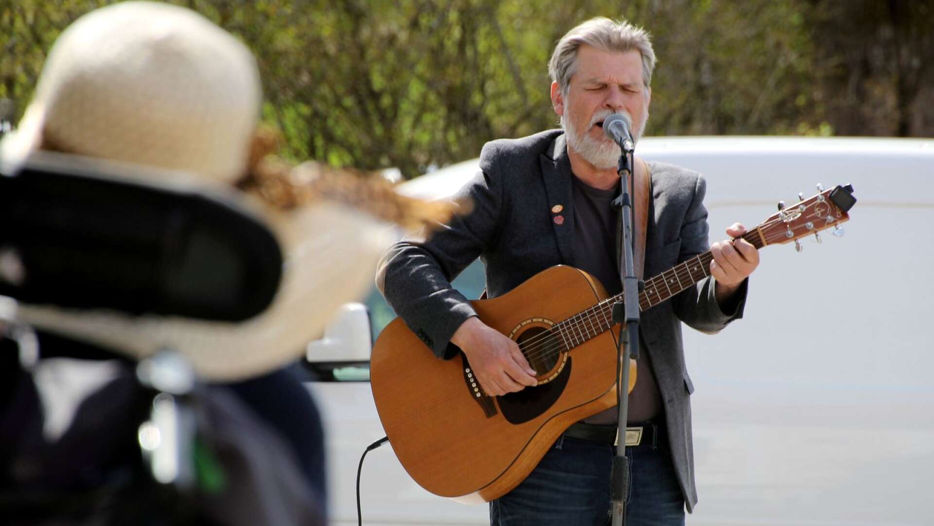 Trubaduren Gåke bjöd på sång och gitarrspel på äldreboendet Lillågården.