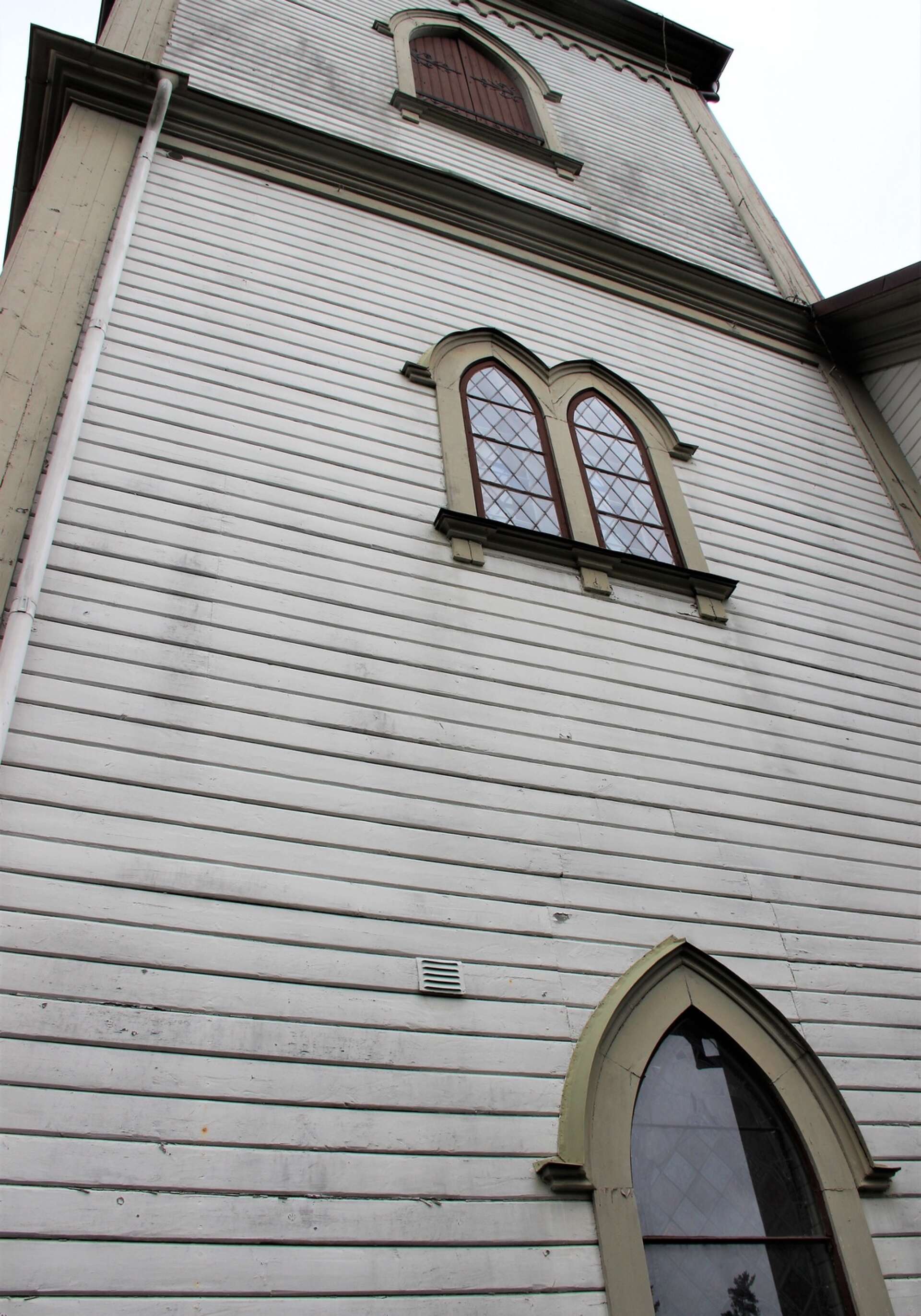 Degerfors kyrka fick mer ursprungliga färger då man senast målade om och snart är det dags igen. 