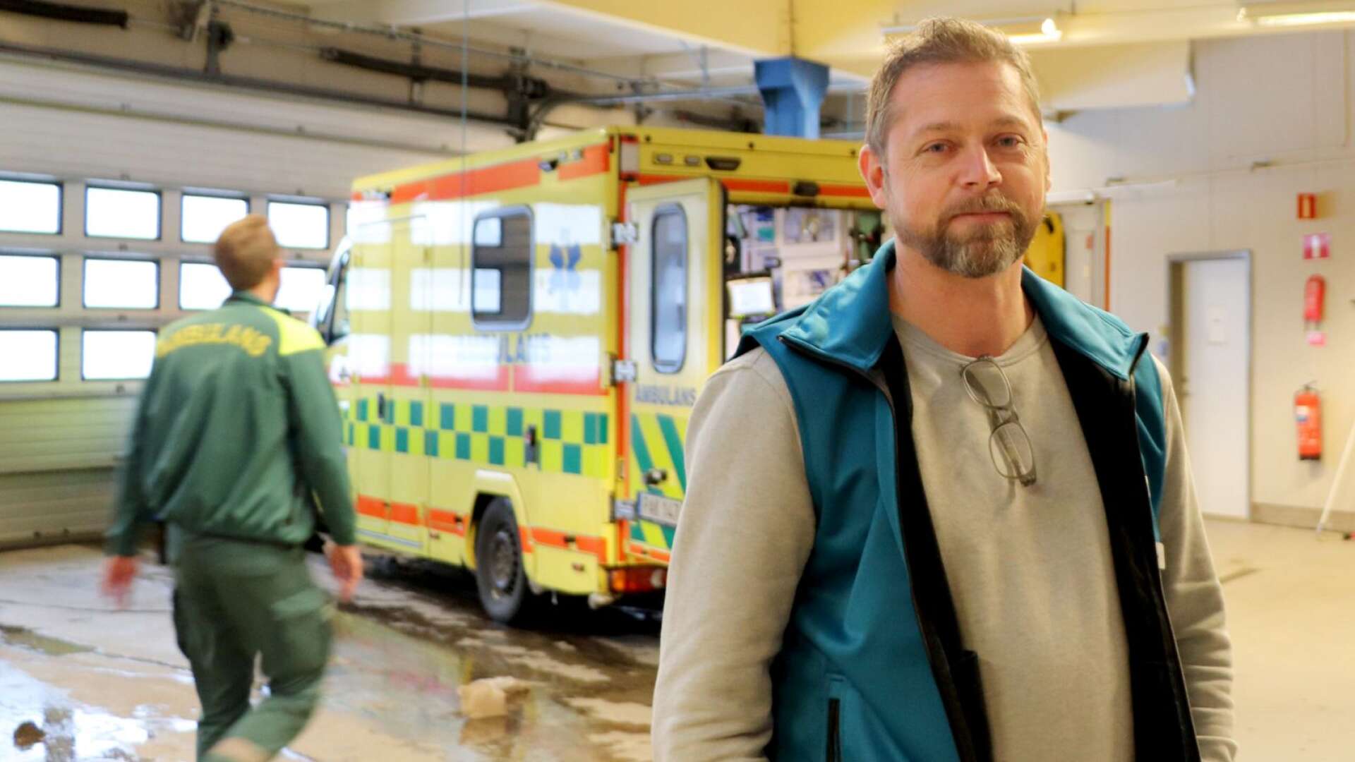 Fredrik Sörman från Vårdförbundet tycker det är ett klokt beslut att stoppa neddragning av ambulansen.
