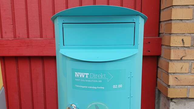 Den nya lådan för brev med Värmlandsfrimärke sitter utanför Ica Nära.
