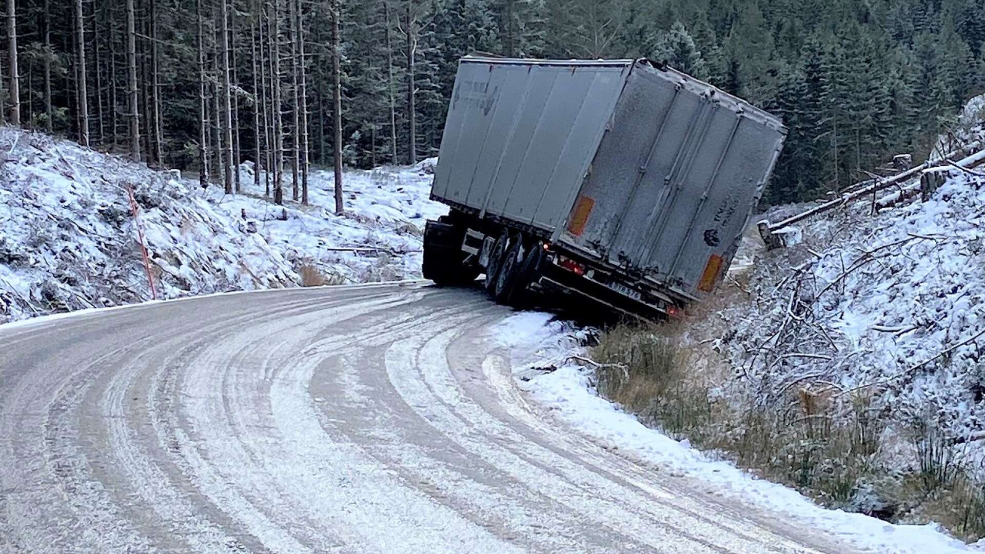 En lastbil kanade under lunchtid på måndagen ner i diket på Nössemarksvägen. 