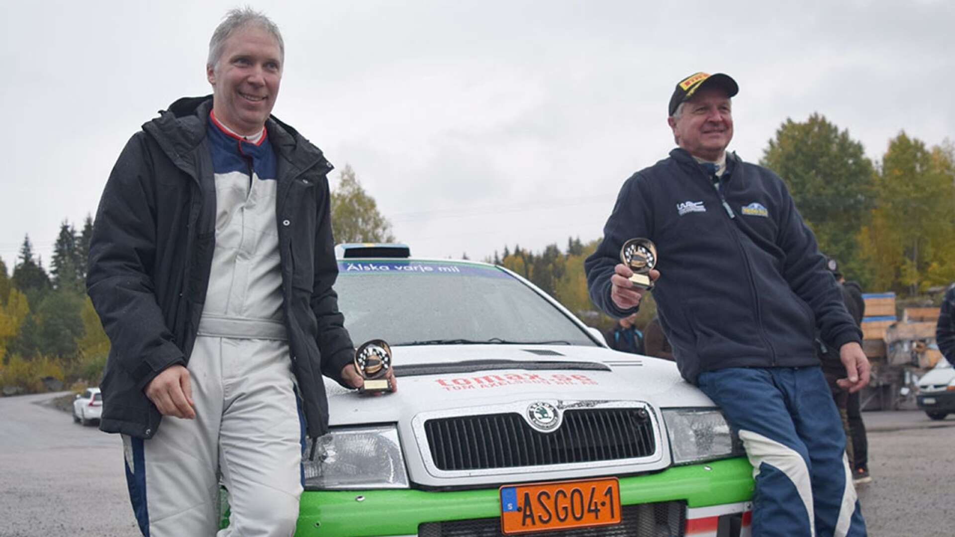 Mats Jonsson (höger) med kartläsaren Jon Magnusson efter segern i Ludvika. Duon leder klassen i grus-SM.