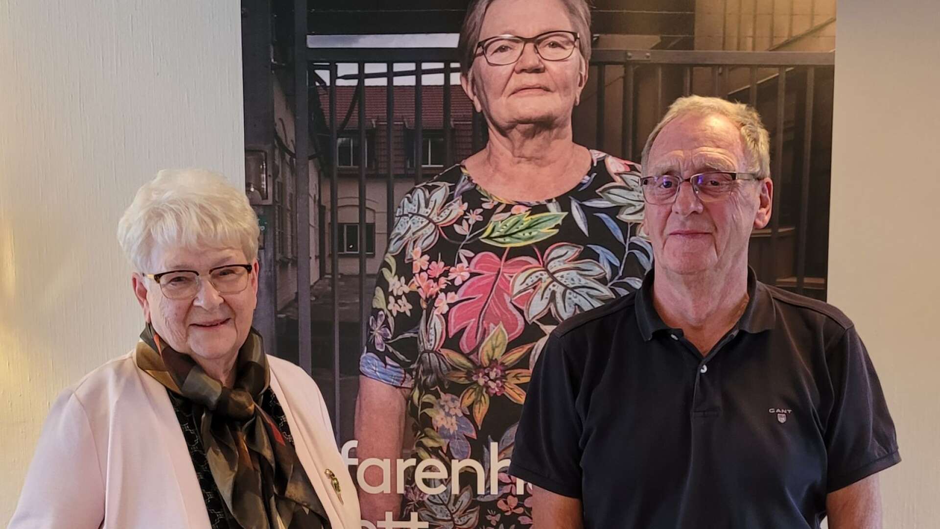 Bengtsforsborna Gunvor Nilsson, 78,  och Jonny Haglund, 75, framför en roll up på bokens omslagsbild på 73-åriga Irma Pulli från Tranemo.