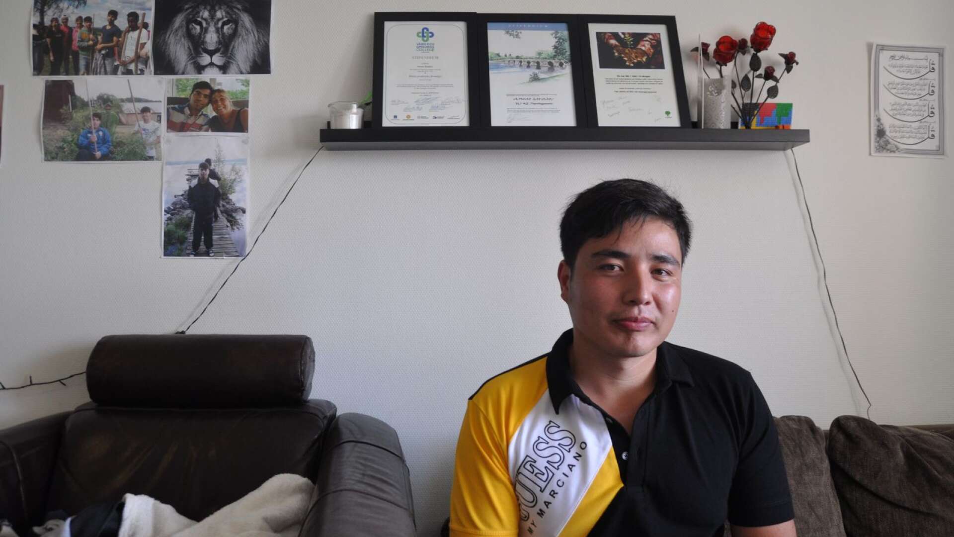 21-årige Anwar Haydari önskar att fler flyktingar ska få stanna i Sverige.