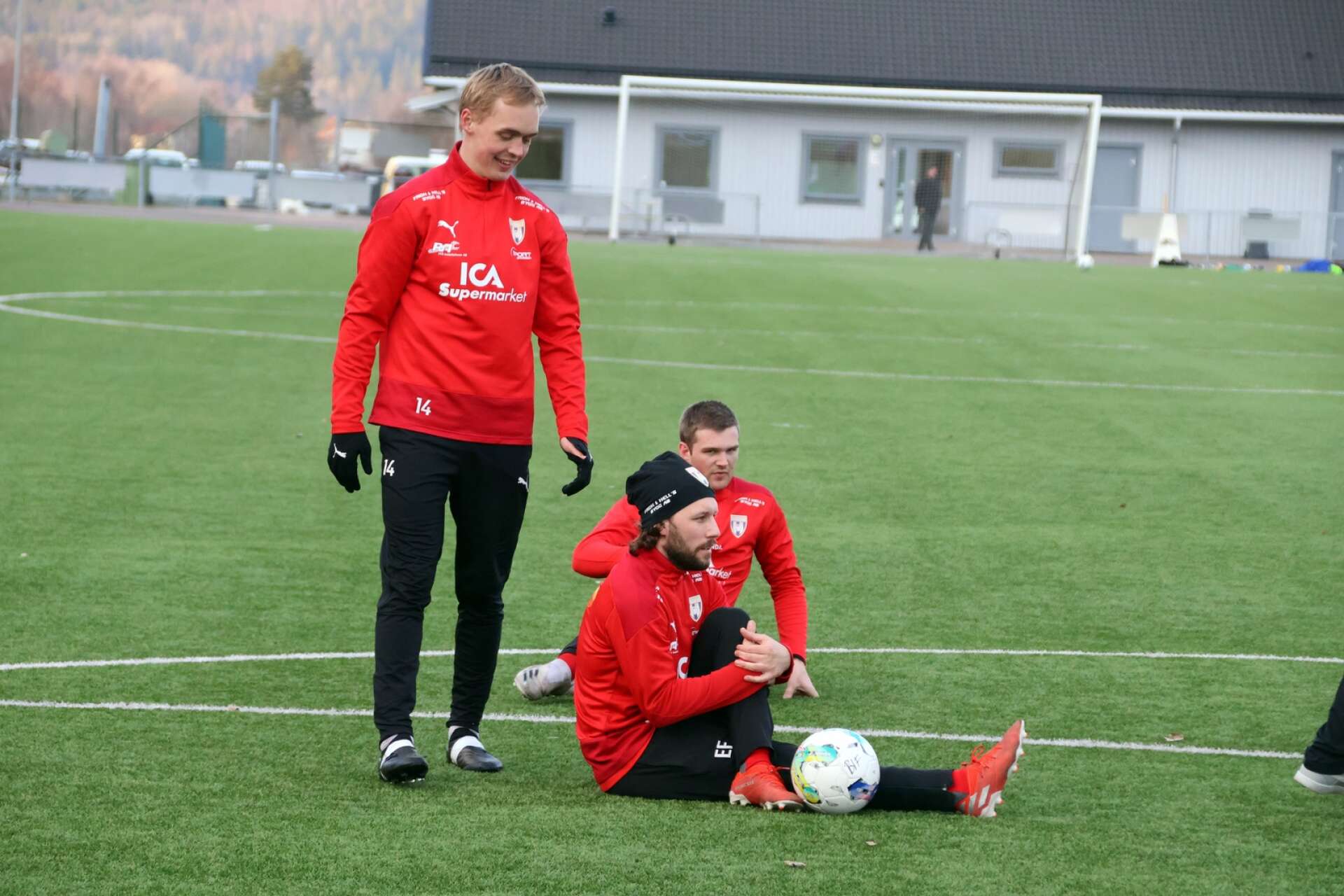 Bengtsfors IF förbereder inför division 5-premiären. Noel Mattsson (vänster), Erik Fredriksson (mitten) och Fredrik Bernhardsson (bakerst)  är alla nyckelspelare i det lag som nu vågar blicka uppåt igen efter tre tunga år.