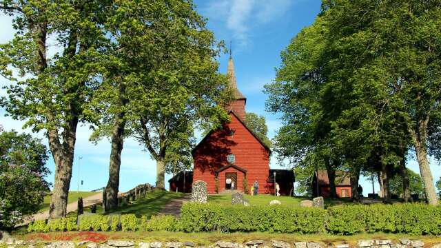 I Älgarås står denne vackra röda träkyrka som troligtvis härstammar från 1200-talet.