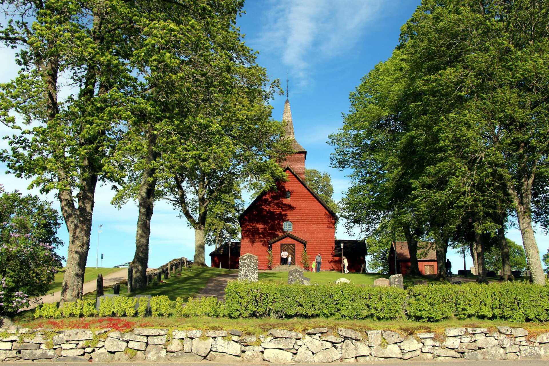 I Älgarås står denne vackra röda träkyrka som troligtvis härstammar från 1200-talet.