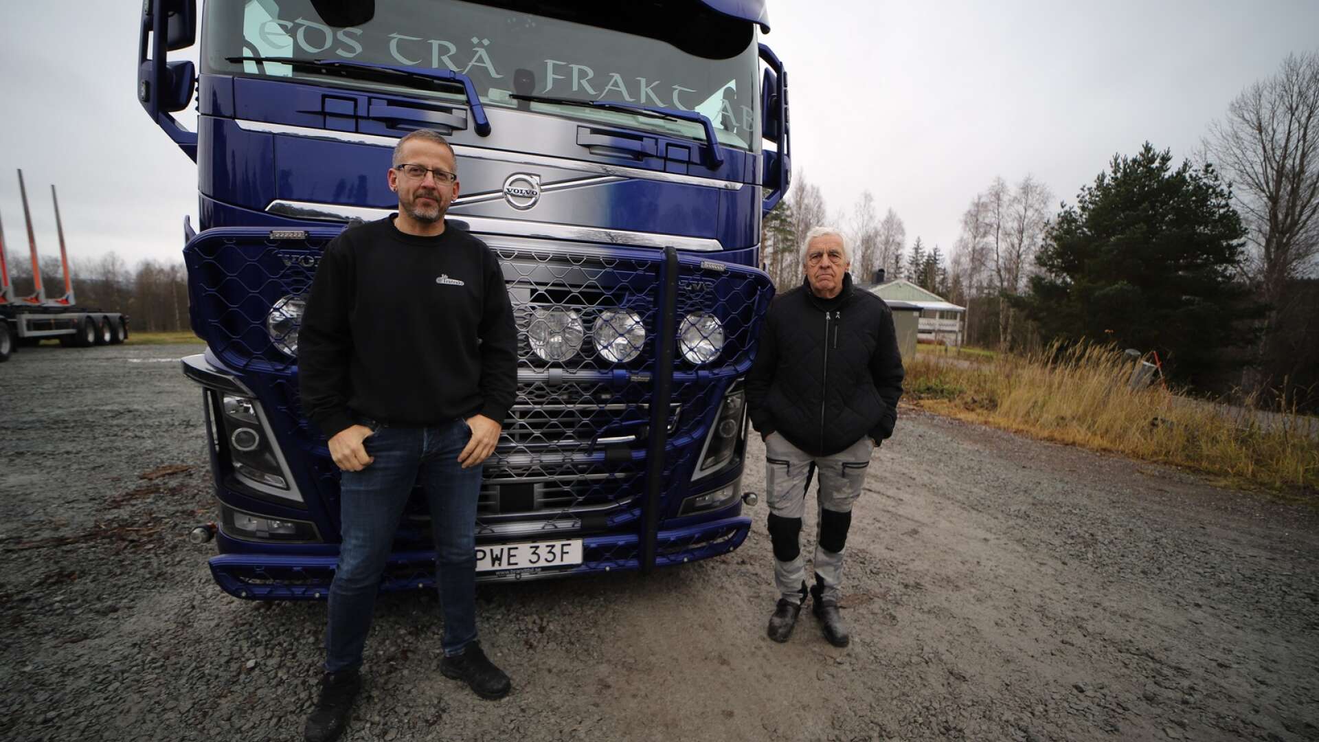 Urban Aloandersson och Sune Henriksson med en av åkeriets bilar.