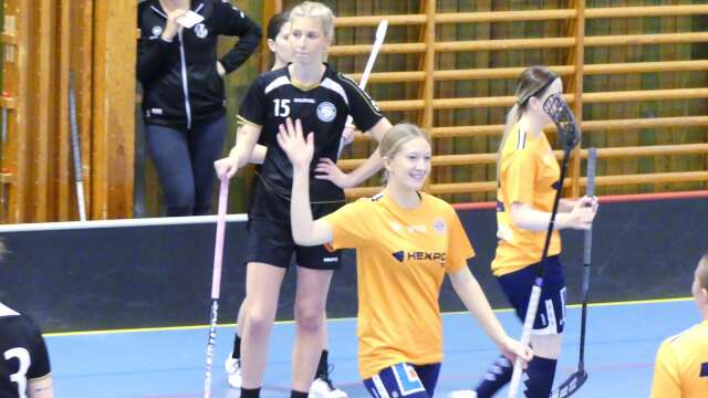 Säffle SK:s innebandydamer vann med 8–1 hemma mot Munkfors IBK U. Här firar Elsa ledningsmålet i den första perioden.