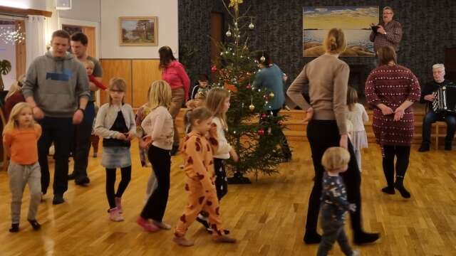 Dans kring julgranen i Ölseruds bygdegård.