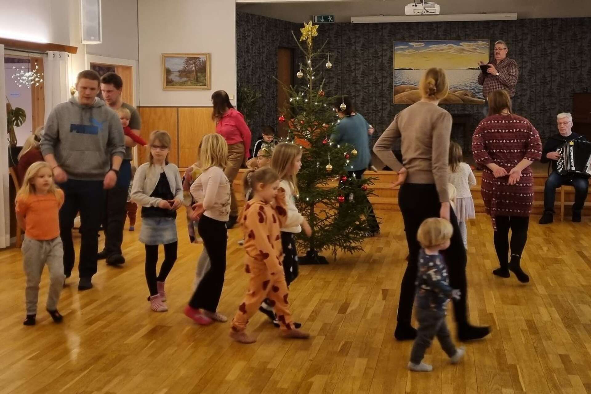 Dans kring julgranen i Ölseruds bygdegård.
