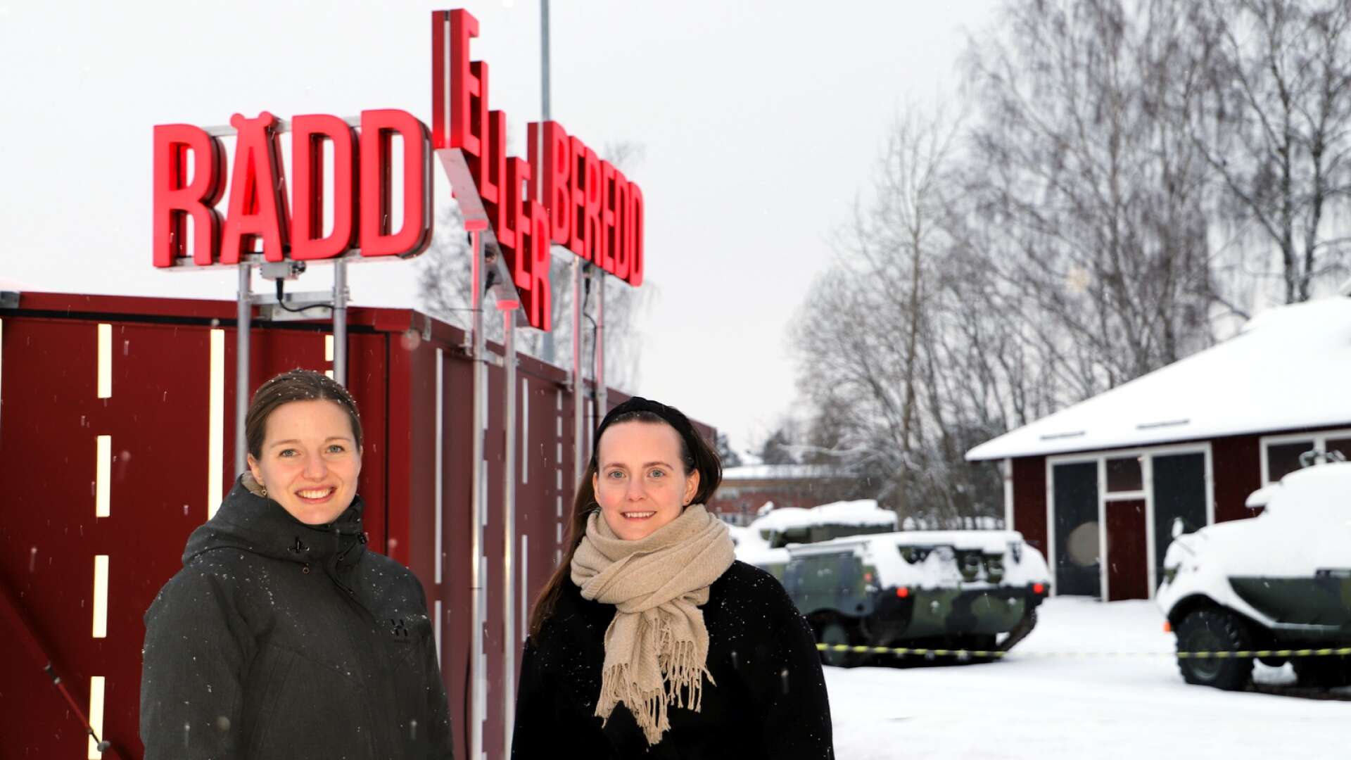 Rädd eller beredd heter utställningen som ryms i en container, som nu landat på Brigadmuseum i Karlstad. Klara Sköld är utställningsproducent på Brigadmuseum och Helén Johansson är utställningsproducent på Sveriges försvarshistoriska museer.