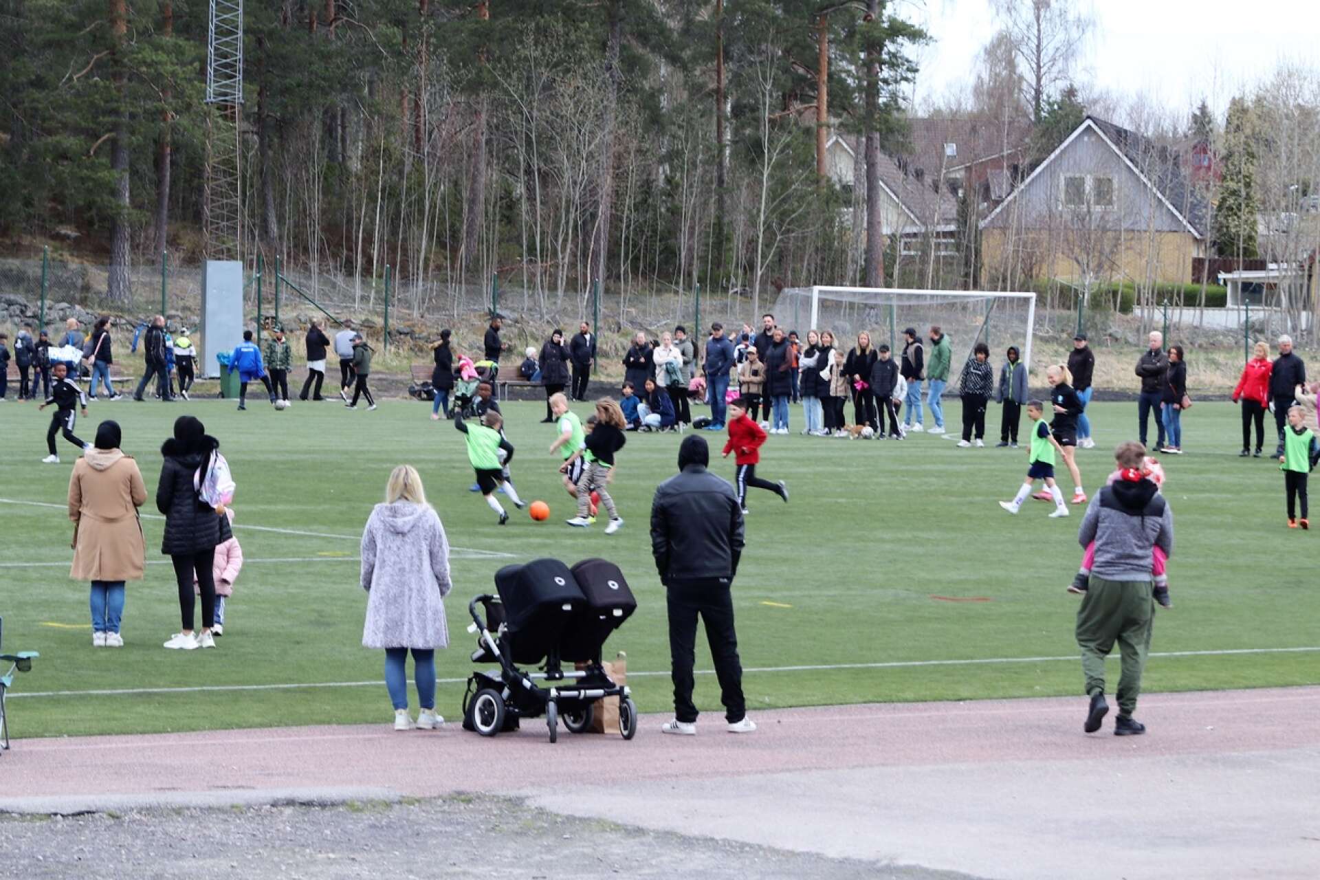 Klassfotbollen 2022. Som vanligt var det mycket folk i rörelse på Mossängen.