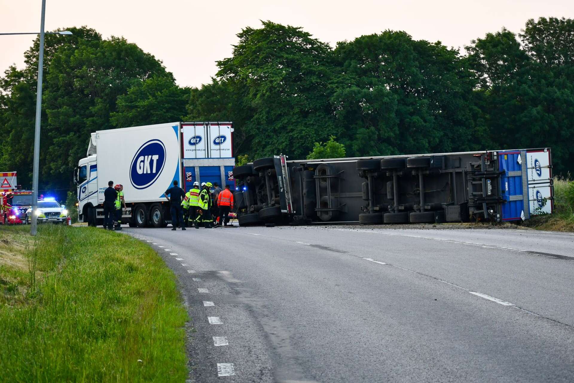 Ett lastbilssläp välte på riksväg 49 i höjd med Våmb strax utanför Skövde. Vägen var till en början helt avstängd i båda riktningarna.
