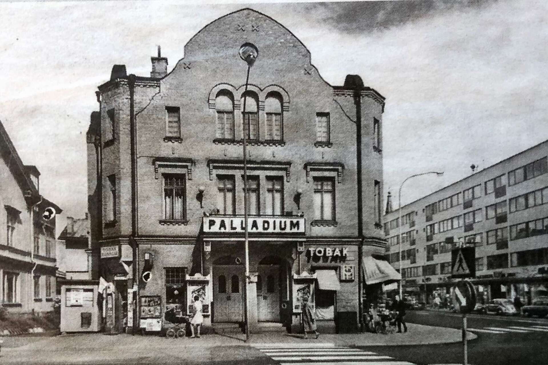 Biografen Palladium som var belägen i hörnet Drottninggatan-Östra Torggatan och revs 1968 var också ritad av Carl Crispin.