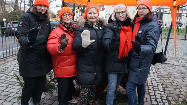 Zonta säger nej till kvinnovåld och barnäktenskap. Det var budskapet under söndagens manifestation. Från vänster Ann-Kristin Gåsste, Maud Sinclair, Marie Langaard, Marianne Kjaer och Marjola Kock.