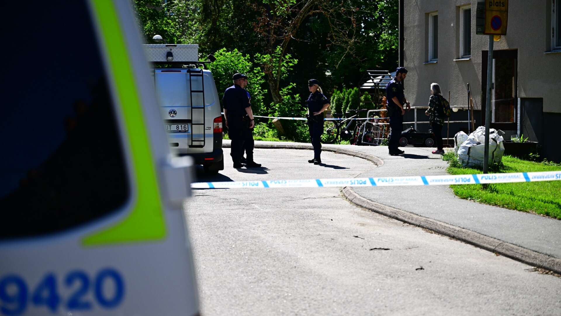 En man sköts till döds i sin bostad i Ulvsunda, västra Stockholm. Ett mord som två Degerforsbor är misstänkt för. 
