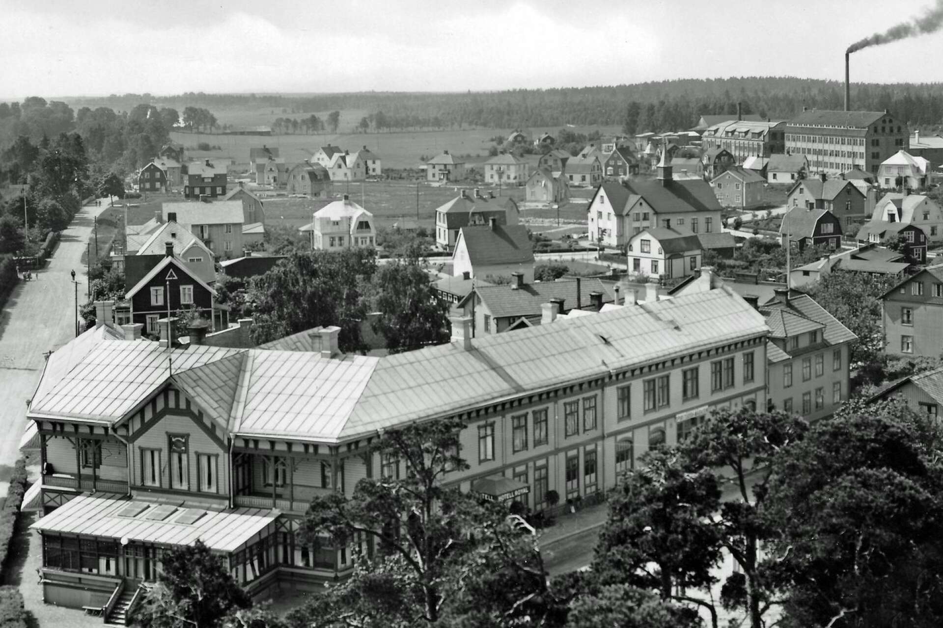 Ett vykort från 1920-talets senare del visar att bostadsbyggandet då hade tagit fart. Såväl Jakobssons Industrier som Säffle Möbelfabrik är igång, men industrietableringarna söderut hade ännu inte påbörjats.