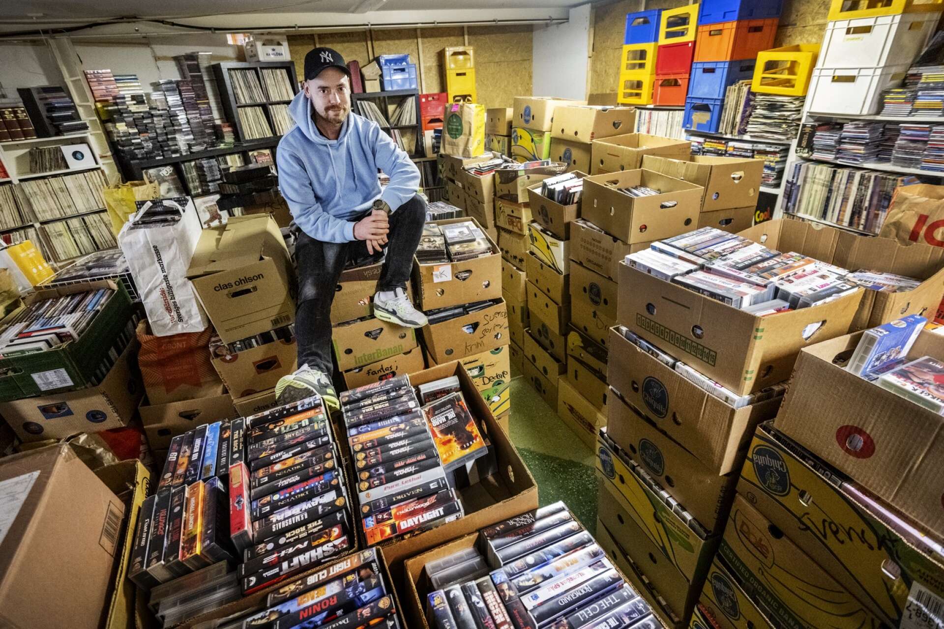 25 000 rullar, främst på dvd men också på VHS, står i nostalgibutiken Askers lager och väntar på ny ägare. 40 000 kronor vill Niclas Asker ha för kulturskatten.