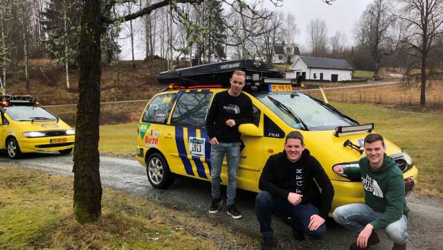 Ett gäng glada holländare i gula bilar rullade in i Laxarby på jakt efter en grön IKEA-lampa.