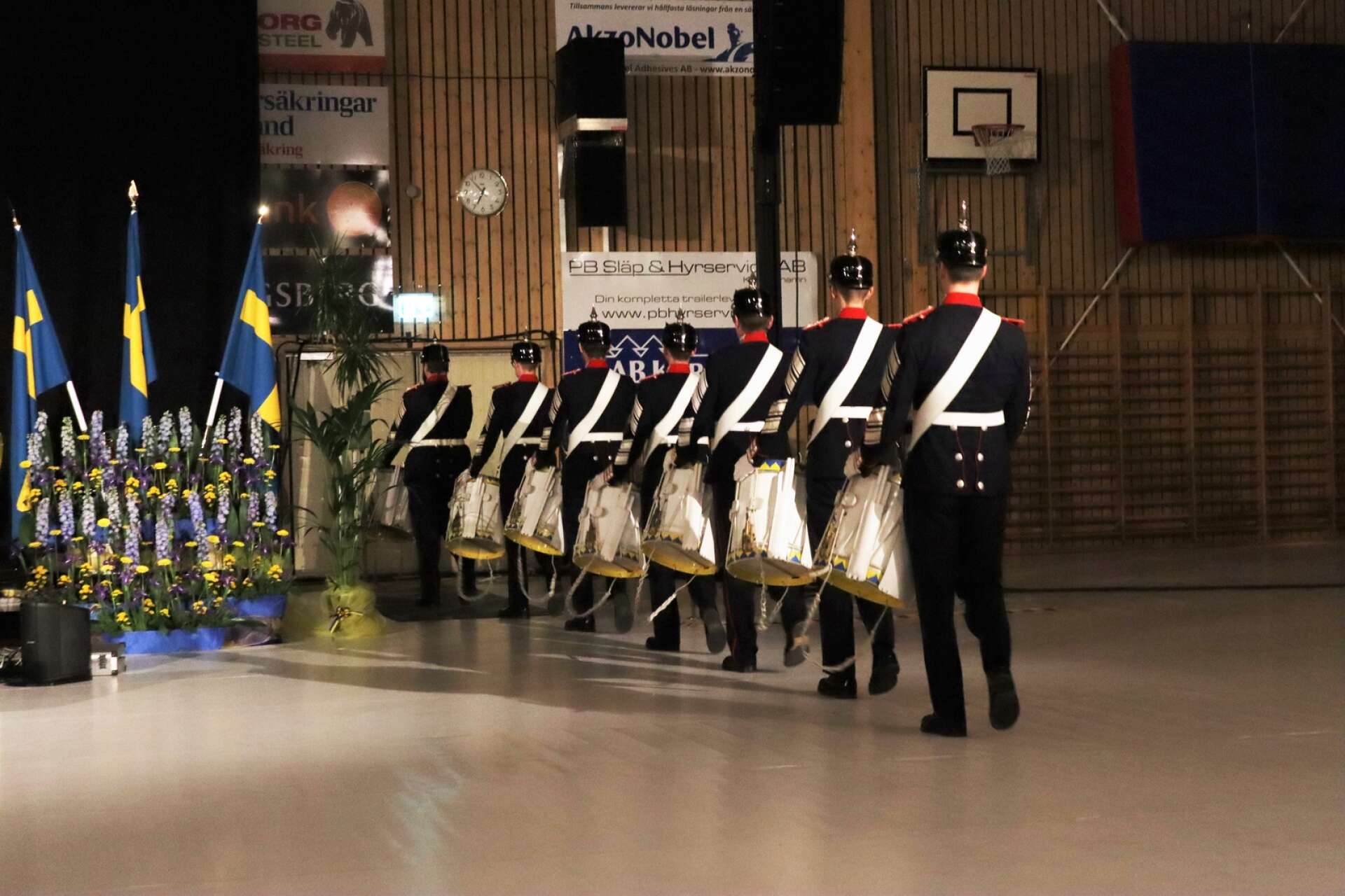 Sju trumslagare på väg in för att spela Svenska arméns tapto.