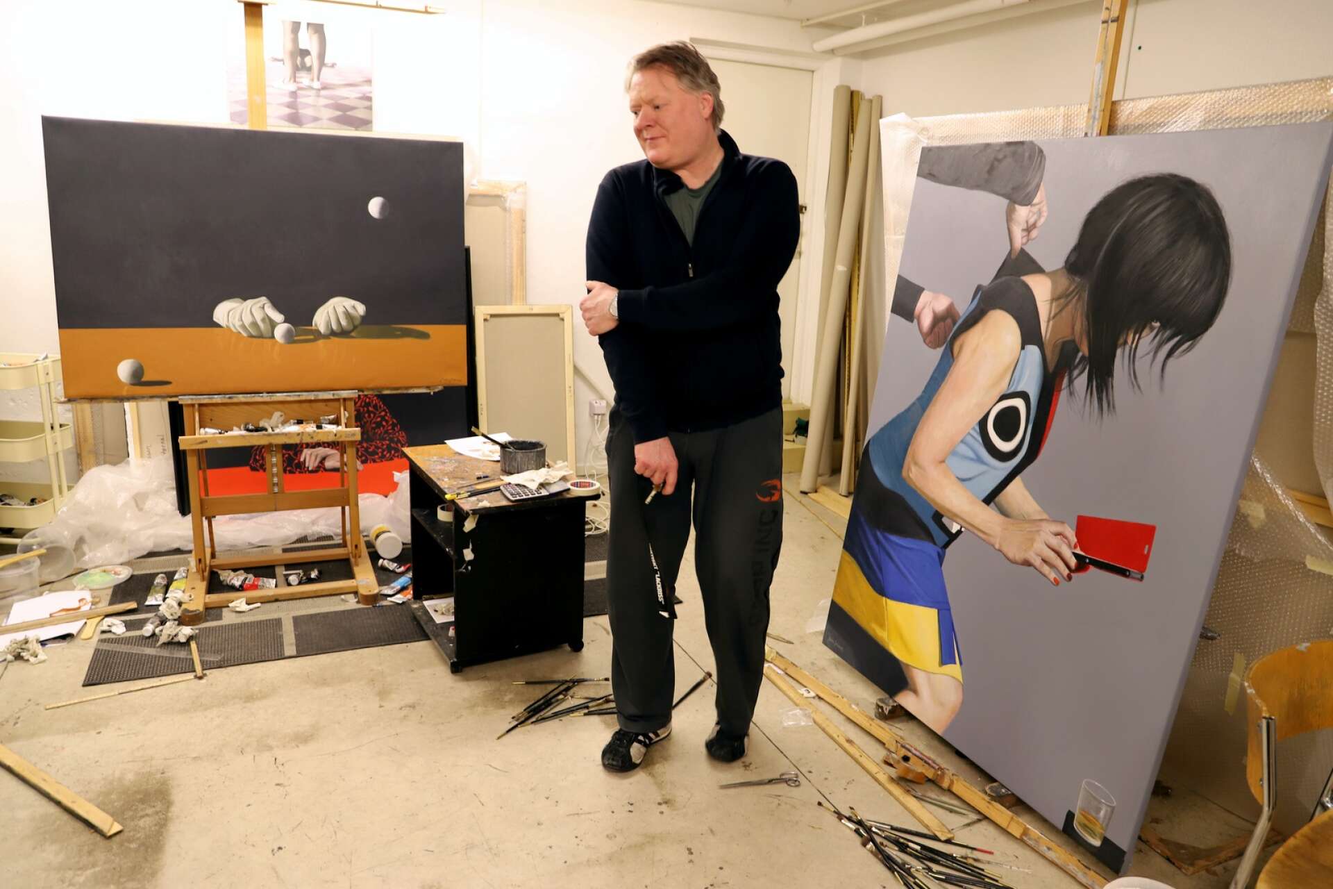 Joakim Johansson tycker om att måla stort och nu hoppas han snart orka igång igen på allvar med måleriet, efter att ha tappat geisten sedan bästa vännen Niki Merimaa dog, bara 44 år gammal.
