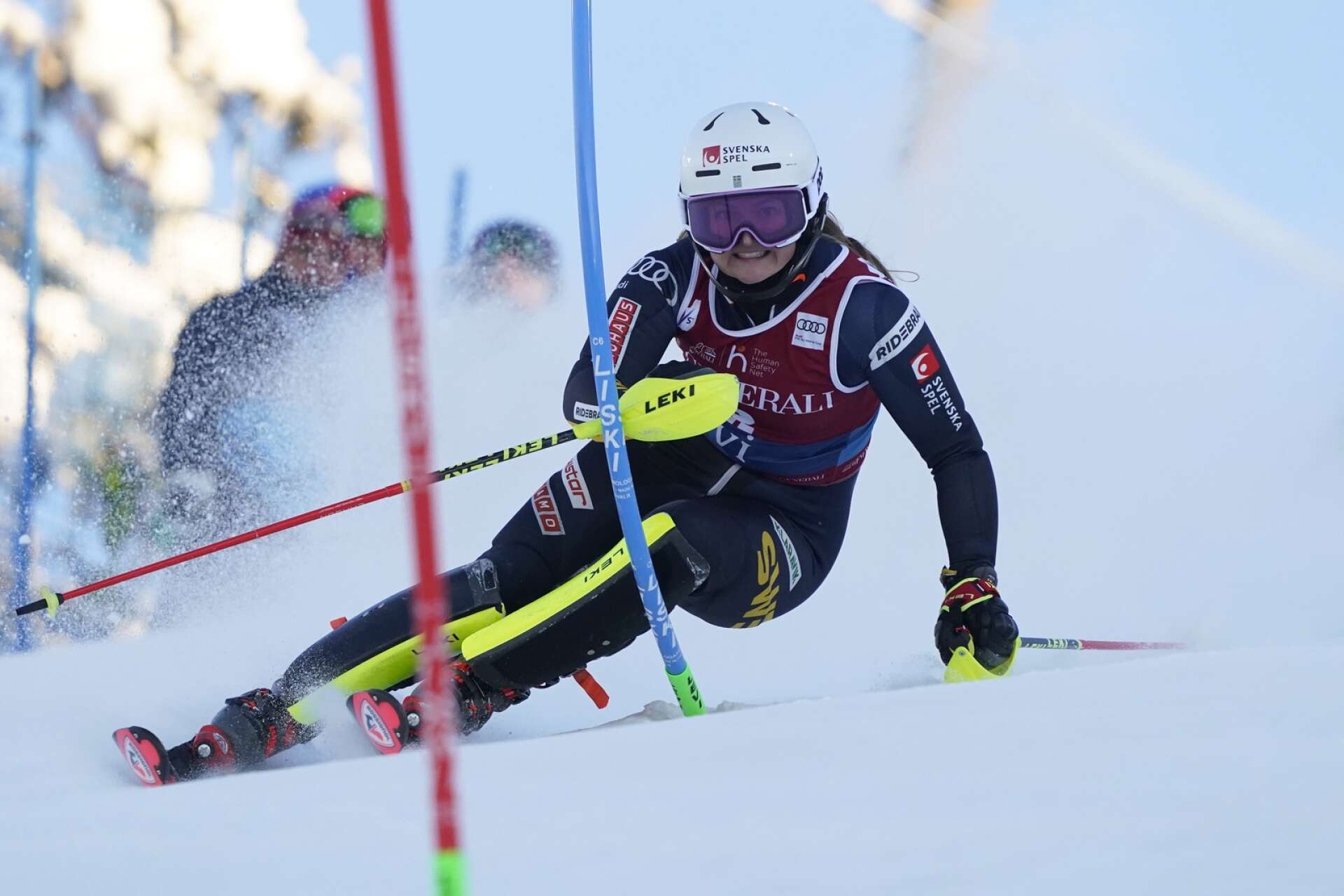 Hanna Aronsson Elfman åkte världscuppremiären i slalom i finska Levi, men fick efteråt känning av fotskadan och avstår kommande helgs tävlingar i USA.