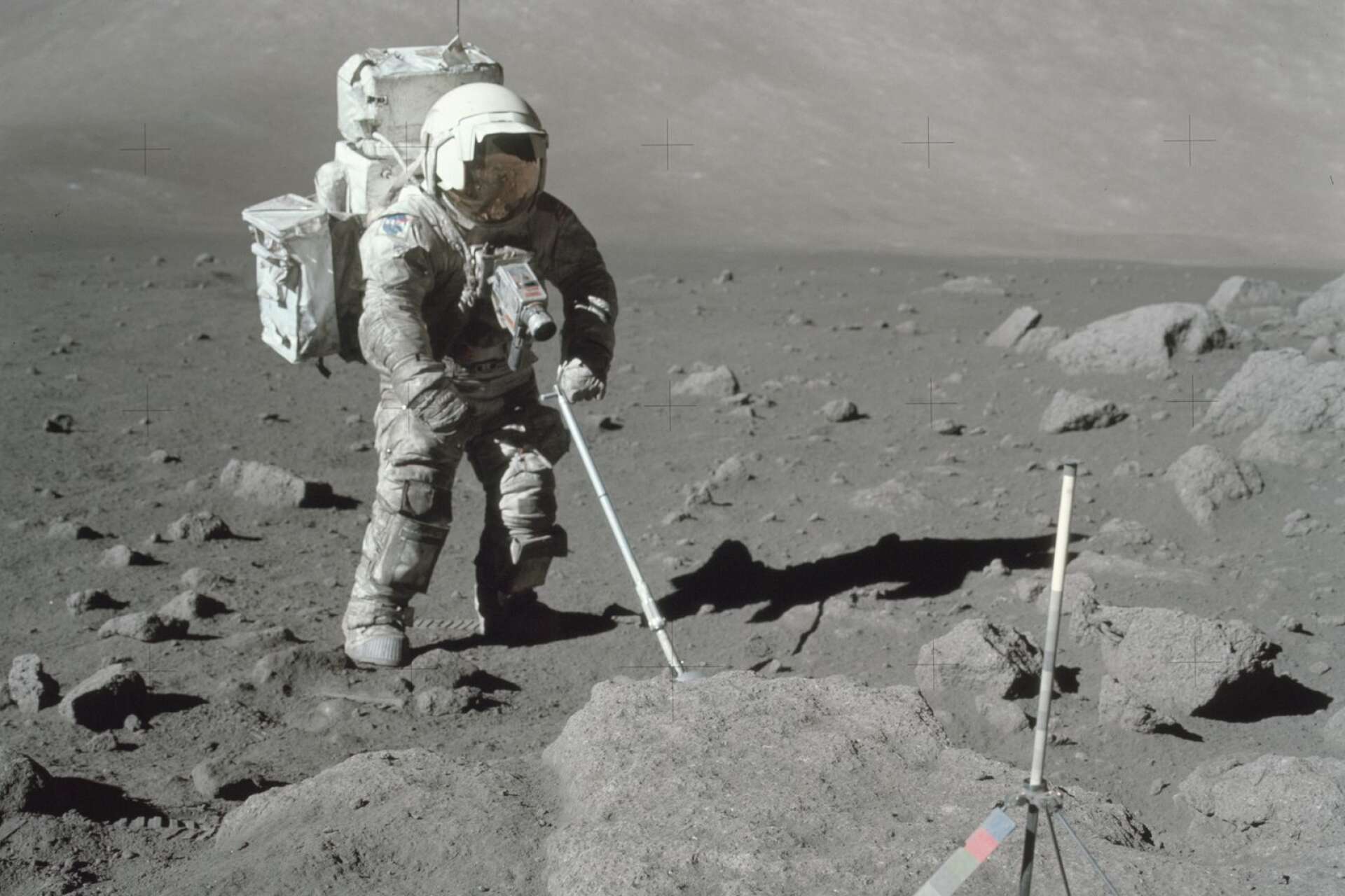 Schmitt undersöker månytan.