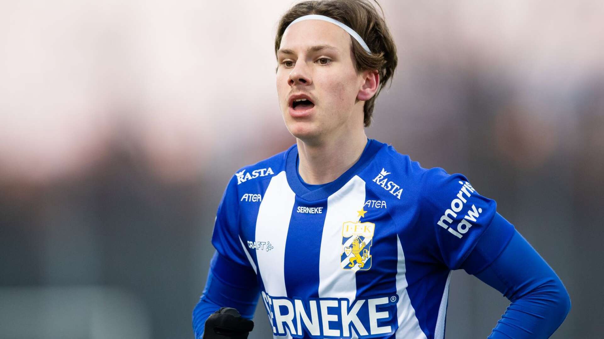 Lucas Kåhed från Säffle har haft ett skadefyllt år och inte kunnat spela något. Men IFK Göteborg tror på honom och förlänger kontraket.