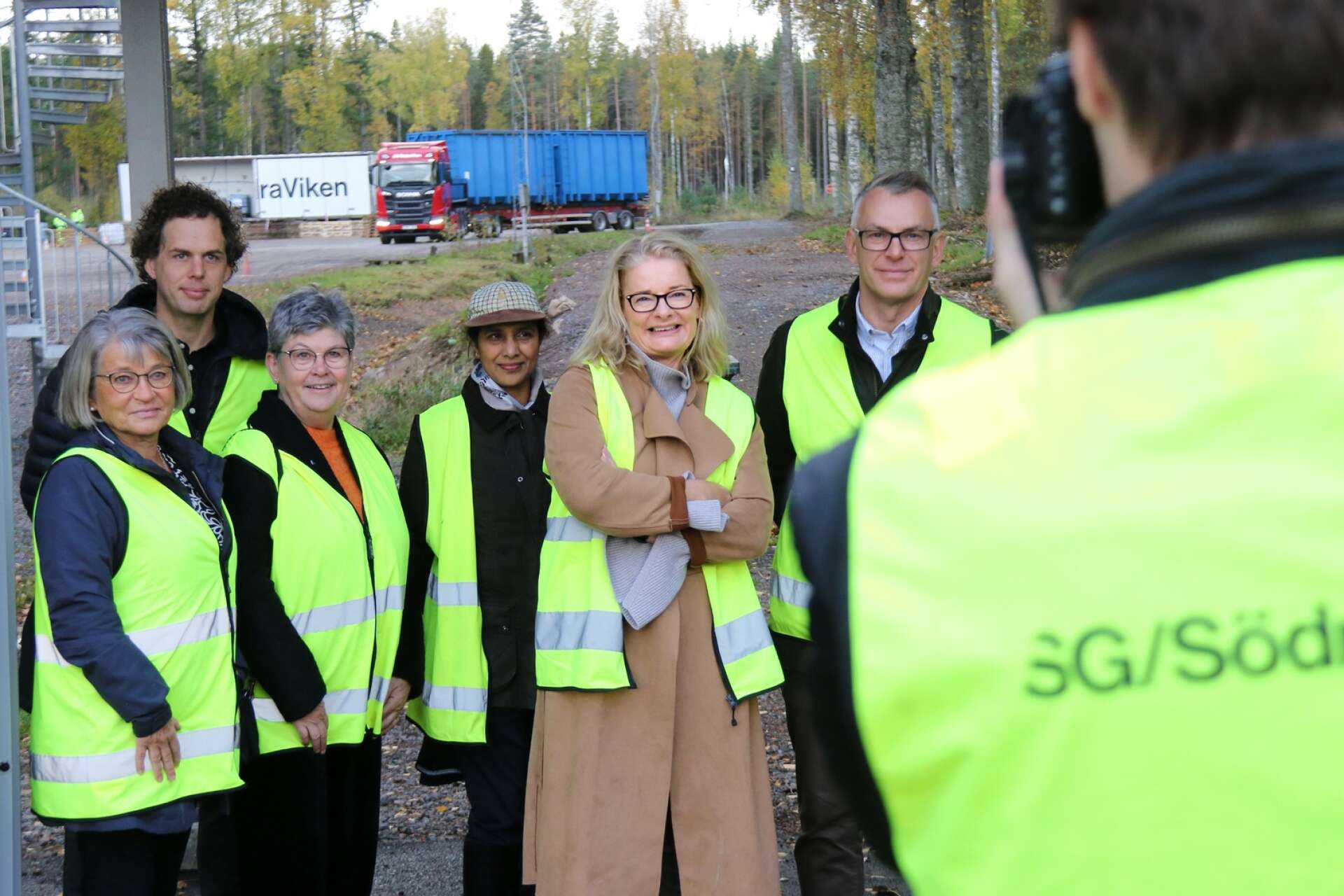 Skolminister Lotta Edholm (L) fick följe av både lokala företrädare från Liberalerna och kommunens tjänstepersoner under Sunnebesöket där hon förutom SG/Södra viken besökte skolorna i Västra Ämtervik.