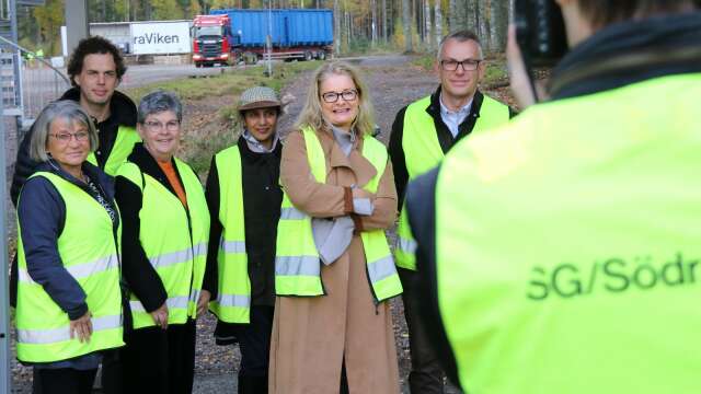 Skolminister Lotta Edholm (L) fick följe av både lokala företrädare från Liberalerna och kommunens tjänstepersoner under Sunnebesöket där hon förutom SG/Södra viken besökte skolorna i Västra Ämtervik.