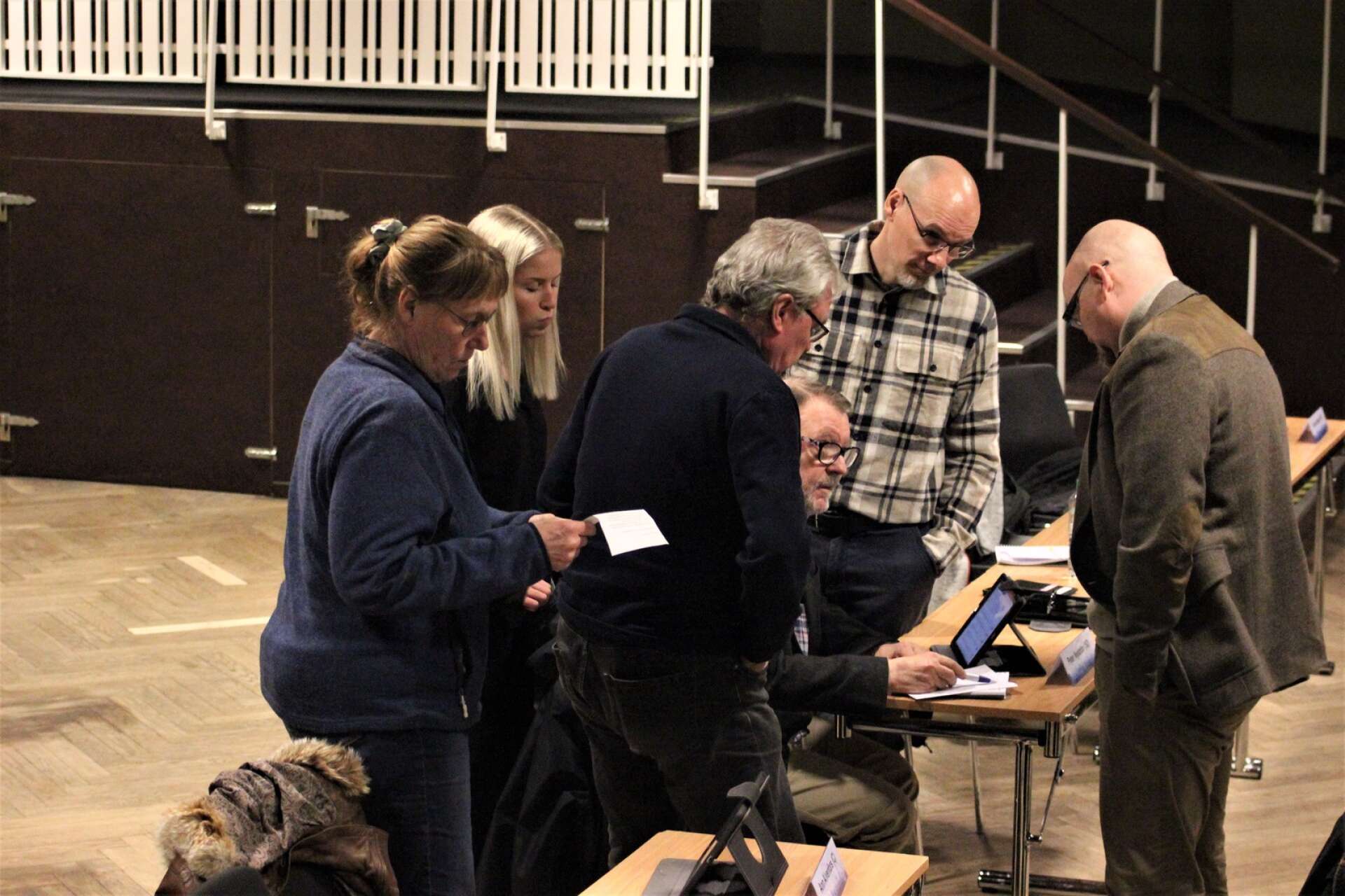 Representanter för Centerpartiet, Sverigedemokraterna och Socialdemokraterna diskuterar under ajourneringen.